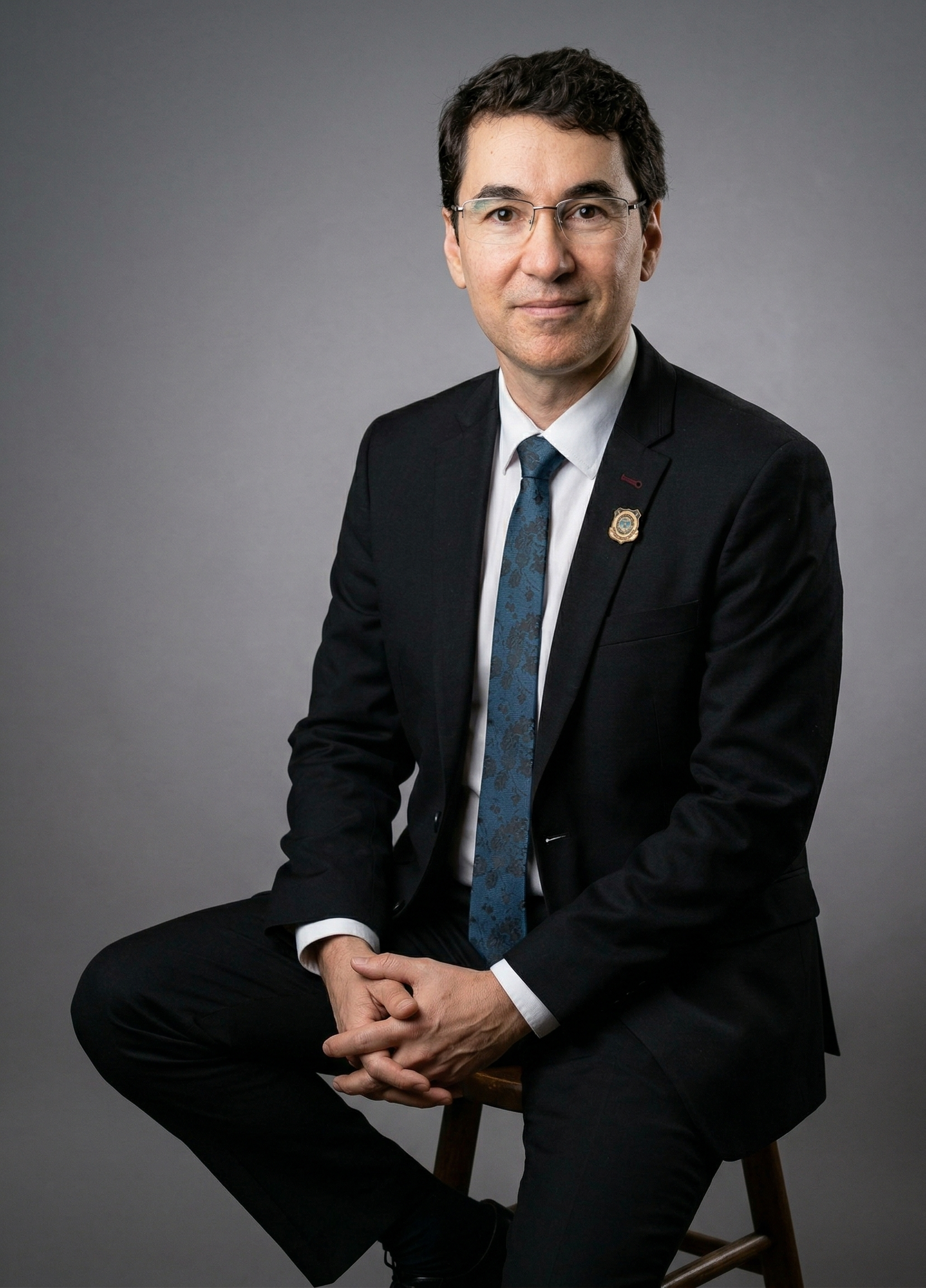 Dr. Marcilio Psiquiatra sentado